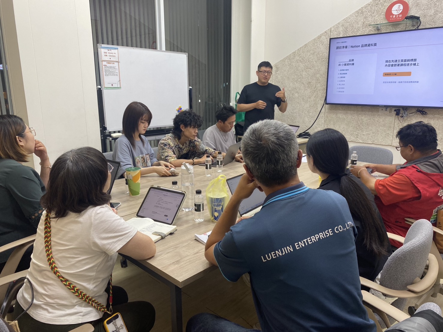 講師說明 Notion 品牌資料頁,夥伴使用筆電與平板同步實作